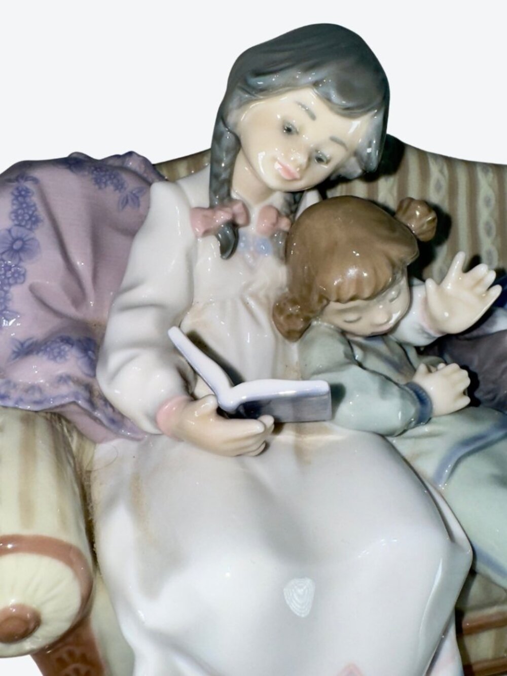 LLADRÓ 05735 Lectura Infantil Big Sister Children Reading Sofa Figurine - Picture 3 of 16